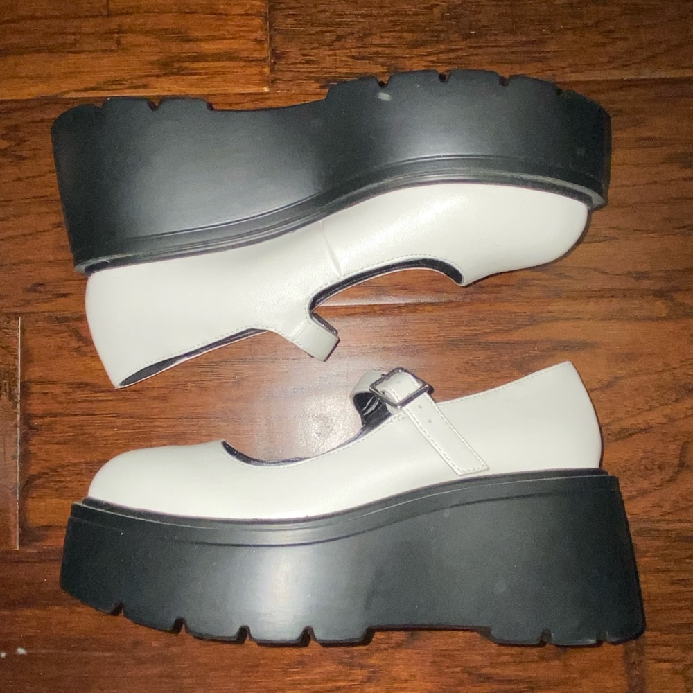 Black and white platform shoes, women’s size 8